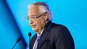 السفير الأمريكي لدى إسرائيل ديفيد فريدمان خلال كلمة ألقاها في مؤتمر المنتدى العالمي السادس لمكافحة معاداة السامية في قاعة المؤتمرات في القدس،  19 مارس، 2018.  (Yonatan Sindel/Flash90)