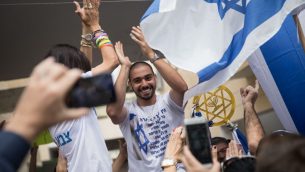 إيلئور عزاريا الجندي الإسرائيلي الذي قتل بالرصاص مهاجم فلسطيني اعزل في مدينة الخليل بالضفة الغربية في 24 مارس / آذار 2016، بعد إطلاق سراحه من السجن العسكري، حيث تحتفل عائلته بعودته خارج منزلهم في الرملة في 8 مايو / أيار 2018. (Hadas Parush/Flash90)