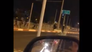 صورة شاشة من فيديو يظهر اطلاق النار على امرأة مشتبه بها في حي بسجات زئيف في القدس، 27 مايو 2018 (Screen capture: Twitter)