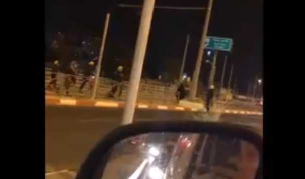 صورة شاشة من فيديو يظهر اطلاق النار على امرأة مشتبه بها في حي بسجات زئيف في القدس، 27 مايو 2018 (Screen capture: Twitter)