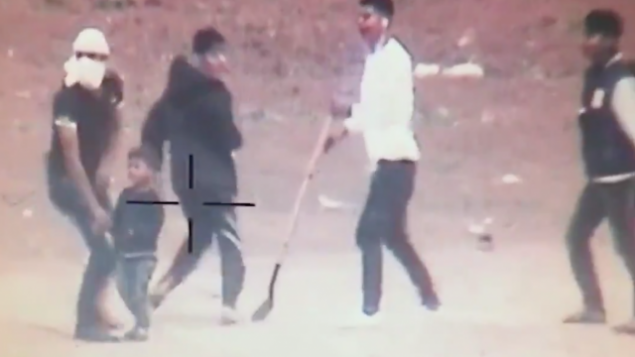 طفل من غزة يقف إلى جانب شبان خلال مواجهات عنيفة عند حدود غزة، في صور نشرها الجيش الإسرائيلي في 5 مايو، 2018.  (screenshot)