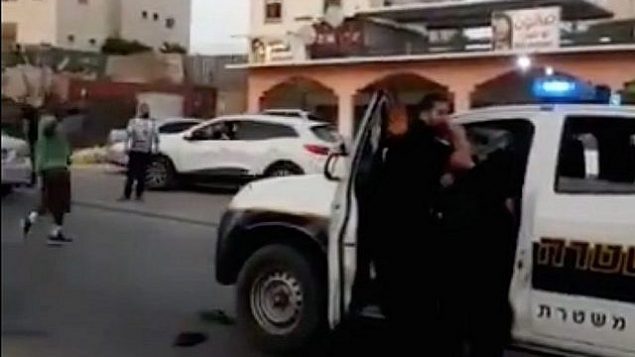 لقطة شاشة من مقطع فيديو للمواجهات بين الشرطة وسكان مدينة رهط البدوية في 25 مايو، 2018. (لقطة شاشة: Twitter)