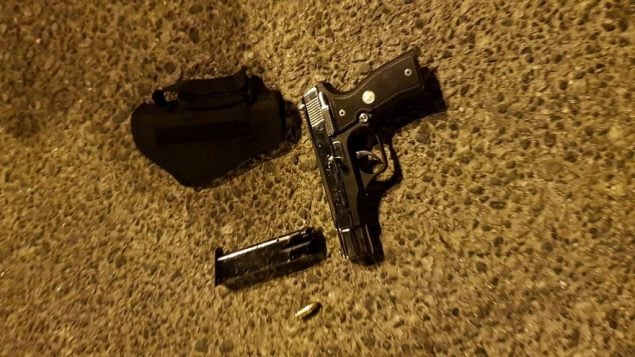 مسدس تم اكتشافه داخل سيارة رجل فلسطيني بالقرب من مستوطنة في الضفة الغربية، 30 مايو 2018 (Israel Police)