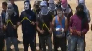 "وحدة القواطع في غزة" تهدد عبر تلفزيون الأقصى الذي تديره حركة حماس باختراق حدود غزة مع إسرائيل وإعادة بلادهم "بالقوة". (لقطة شاشة)