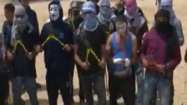 "وحدة القواطع في غزة" تهدد عبر تلفزيون الأقصى الذي تديره حركة حماس باختراق حدود غزة مع إسرائيل وإعادة بلادهم "بالقوة". (لقطة شاشة) "وحدة القواطع في غزة" تهدد عبر تلفزيون الأقصى الذي تديره حركة حماس باختراق حدود غزة مع إسرائيل وإعادة بلادهم "بالقوة". (لقطة شاشة)