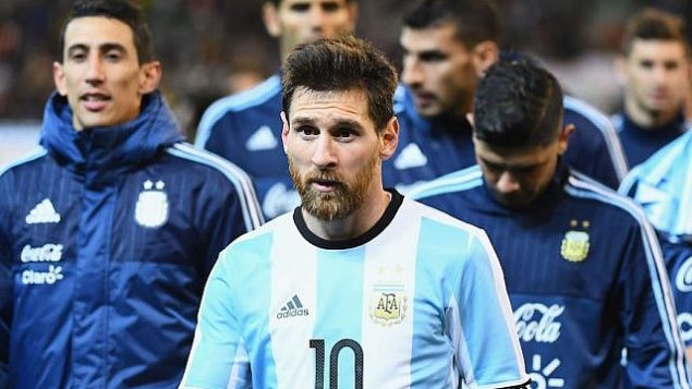 ليونيل ميسي من الأرجنتين يغادر الملعب خلال مباراة البرازيل العالمية في الجولة بين البرازيل والأرجنتين في ملعب ملبورن للكريكيت يوم 9 يونيو 2017 في ملبورن، أستراليا. (Quinn Rooney/Getty Images via JTA)
