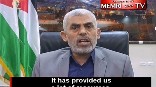 زعيم حركة حماس في غزة، يحيى السنوار، يتباهى بالعلاقات الوثيقة لحماس مع إيران وحزب الله، في مقابلة مع قناة "الميادين" اللبنانية، 21 مايو / أيار 2018. (معهد الشرق الأوسط لأبحاث الإعلام عبر يوتيوب)