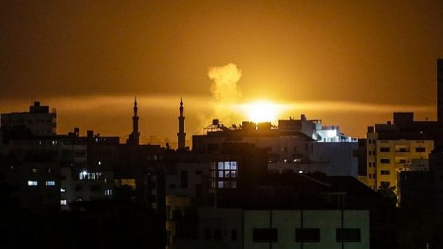 انفجار في مدينة غزة بعد غارة جوية إسرائيلية جاءت ردا على هجوم صاروخي مساء 2 يونيو، 2018. (AFP PHOTO/Mahmud Hams) انفجار في مدينة غزة بعد غارة جوية إسرائيلية جاءت ردا على هجوم صاروخي مساء 2 يونيو، 2018. (AFP PHOTO/Mahmud Hams)