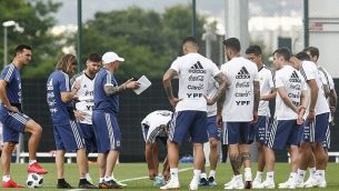مهاجم المنتخب الأرجنتيني ليونيل ميسي (الثالث من اليسار) خلال حصة تدريبية مع زملائه في المنتخب في سانت خوان ديبسي، القريبة من برشلونة، 6 يونيو، 2018.  (AFP PHOTO / PAU BARRENA)