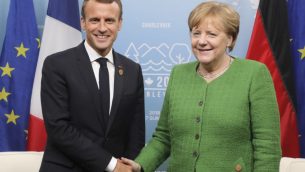 الرئيس الفرنسي فرانسوا ماكرون يلتقي بالمستشارة المانية انغيلا ميركل على هامش قمة السبع في كيبيك، كندا، 8 يونيو 2018 (Ludovic MARIN / POOL / AFP)