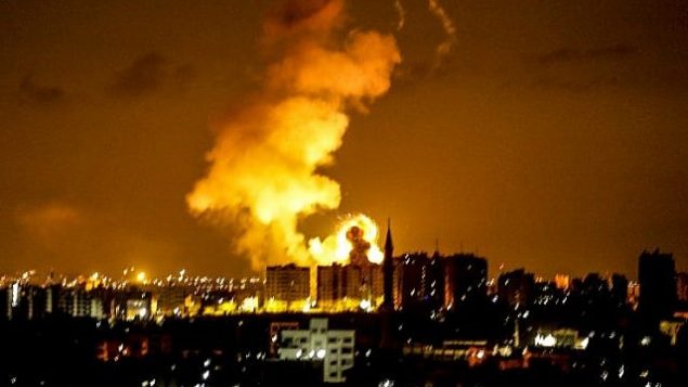 انفجار في مدينة غزة بعد غارة جوية نفذتها طائرات إسرائيلية في 18 يونيو، 2018.(AFP/Mahmud Hams)