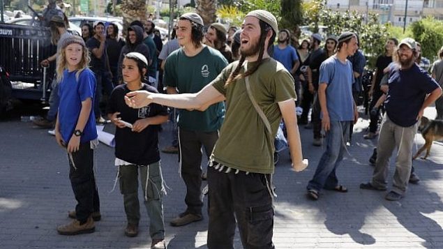 اسرائيليون داعمون لرجلين يهوديين مشتبه بهما بتنفيذ هجوم حريق راح ضحيته رضيع فلسطيني ووالديه، يتظاهرون امام محكمة في اللد، 19 يونيو 2018 (AFP / AHMAD GHARABLI)