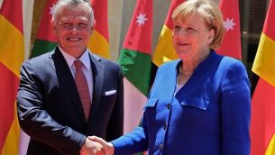 العاهل الأردني الملك عبد الله الثاني (إلى اليسار) يستقبل المستشارة الألمانية أنجيلا ميركل في القصر الملكي الأردني في عمان في 21 يونيو 2018. (AFP PHOTO / Khalil MAZRAAWI)