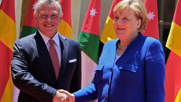 العاهل الأردني الملك عبد الله الثاني (إلى اليسار) يستقبل المستشارة الألمانية أنجيلا ميركل في القصر الملكي الأردني في عمان في 21 يونيو 2018. (AFP PHOTO / Khalil MAZRAAWI)