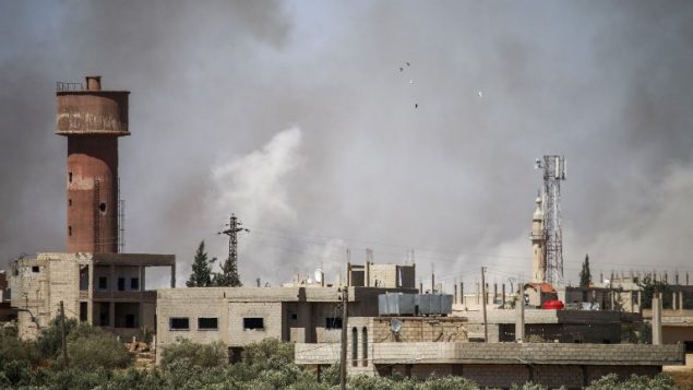 دخان يتصاعد بعد قصف قوات النظام السوري لبلدة المليحة الشرقية في ريف محافظة درعا الشرقية في جنوب سوريا، 21 يونيو 2018 (Mohamad ABAZEED/AFP)