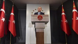 الرئيس التركي رجب طيب إردوغان يلقي خطابا في 24 يونيو، 2018 في إسطنبول.  (AFP PHOTO / Bulent Kilic)