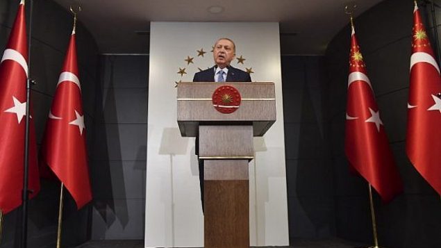 الرئيس التركي رجب طيب إردوغان يلقي خطابا في 24 يونيو، 2018 في إسطنبول.  (AFP PHOTO / Bulent Kilic)