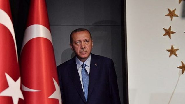 الرئيس التركي رجب طيب إردوغان يصل للإلقاء خطاب في 24 يونيو، 2018 في إسطنبول، بعد نتائج أولية للانتخابات الرئاسية والبرلمانية التركية. (AFP PHOTO / Bulent Kilic)
