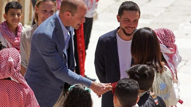 الأمير وليام البريطاني وولي العهد الأردني حسين بن عبدالله يتحدثان مع اطفال سوريين واردنيين خلال زيارة لموقع جرش الاثري، 25 يونيو 2018 (AFP PHOTO/AHMAD ABDO)