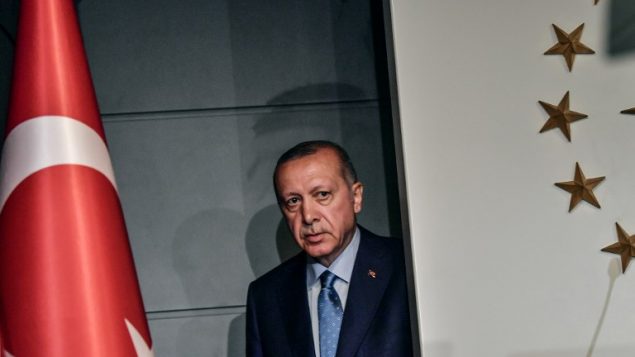 الرئيس التركي رجب طيب اردوغان قبل تقديم خطاب في اسطنبول بعد صدور النتائج الاولية للانتخابات الرئاسية لاتركية، 24 يونيو 2018 (BULENT KILIC / AFP)