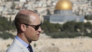 الأمير ويليام يقف على جبل الزيتون في القدس الذي يطل على البلدة القديمة موقع قبة الصخرة والمسجد الأقصى، 28 يونيو، 2018.  (AFP Photo/Pool/Thomas Coex)