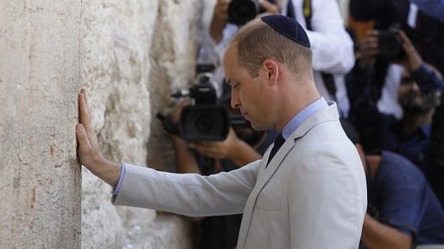 الأمير ويليام يلمس حائط المبكى، اقدس مكان يمكن لليهود الصلاة به، في القدس القديمة، 28 يونيو 2018 (AFP PHOTO / Menahem KAHANA) الأمير ويليام يلمس حائط المبكى، اقدس مكان يمكن لليهود الصلاة به، في القدس القديمة، 28 يونيو 2018 (AFP PHOTO / Menahem KAHANA)