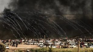 أطلقت القوات الإسرائيلية الغاز المسيل للدموع باتجاه المتظاهرين شرق مدينة غزة على طول الحدود بين قطاع غزة وإسرائيل، في 29 يونيو / حزيران 2018، خلال مواجهات مع المحتجين الفلسطينيين. (AFP PHOTO / MAHMUD HAMS)