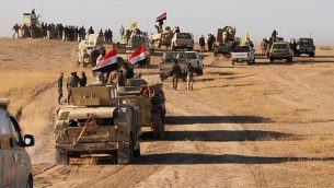 القوات العراقية، المدعومة من عناصر ’الحشد الشعبي’، تتقدم في الصحراء الغربية في منطقة الحضر شمال العراق، على بعد 105 كيلومترات جنوبي الموصل، 23 نوفمبر، 2017، 
أثناء محاولتها تطهير ما تبقى من مقاتلي تنظيم ’الدولة الإسلامية’. (AFP/Stringer)