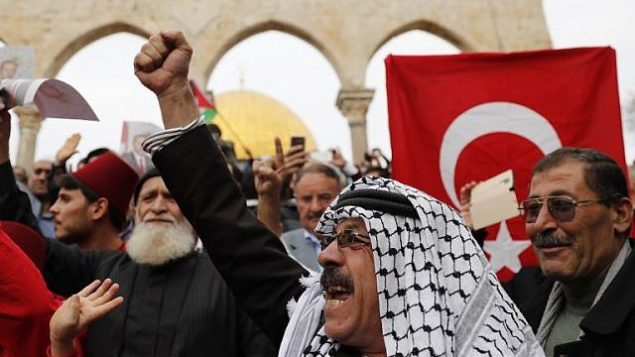 مصلون مسلمون يرفعون الأعلام الفلسطينية والتركية بعد صلاة الجمعة في مسجد الأقصى في القدس، 22 ديسمبر، 2017. (AFP Photo/Ahmad Gharabli) مصلون مسلمون يرفعون الأعلام الفلسطينية والتركية بعد صلاة الجمعة في مسجد الأقصى في القدس، 22 ديسمبر، 2017. (AFP Photo/Ahmad Gharabli)