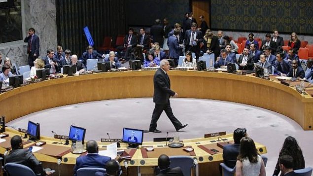 المراقب الدائم لفلسطين لدى الأمم المتحدة: رياض منصور، مركز، يحضر جلسة طارئة لمجلس الأمن التابع للأمم المتحدة حول النزاع الإسرائيلي-الفلسطيني في مقر الأمم المتحدة في 30 مايو 2018 في مدينة نيويورك. (Eduardo Munoz Alvarez/Getty Images/AFP) المراقب الدائم لفلسطين لدى الأمم المتحدة: رياض منصور، مركز، يحضر جلسة طارئة لمجلس الأمن التابع للأمم المتحدة حول النزاع الإسرائيلي-الفلسطيني في مقر الأمم المتحدة في 30 مايو 2018 في مدينة نيويورك. (Eduardo Munoz Alvarez/Getty Images/AFP)
