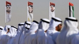 رجال إماراتيين يقدمون رقصة تقليدية أمام أعلام تحمل صور ولي عهد أبوظبي الشيخ محمد بن زايد آل نهيان، 9 فبراير / شباط 2016. (AFP / Karim Sahib / File)
