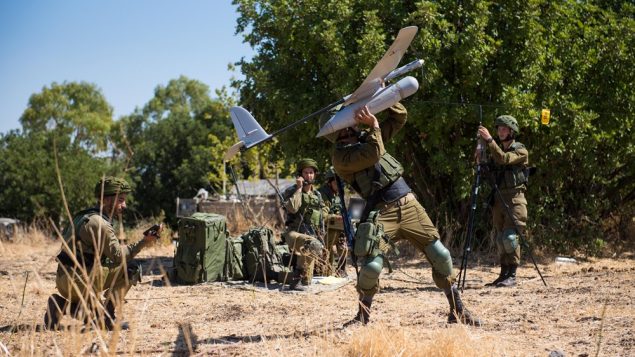 جنود من وحدة ’راكبي السماء’ في الجيش الإسرائيلي يطلقون طائرة مسيرة من طراز ’سكايلارك’ خلال تدريب (Israel Defense Forces) جنود من وحدة ’راكبي السماء’ في الجيش الإسرائيلي يطلقون طائرة مسيرة من طراز ’سكايلارك’ خلال تدريب (Israel Defense Forces)