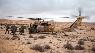 توضيحية: الجيش الإسرائيلي يجري مناورة عسكرية في جنوب إسرائيل في 27 نوفمبر، 2017. (Amit Shechter/Israel Defense Forces/Flickr)