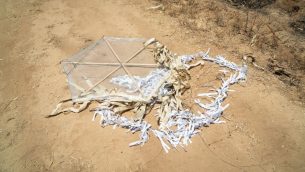 طائرة ورقية من غزة في جنوب إسرائيل، 6 يونيو 2018. (Luke Tress/Times of Israel)
