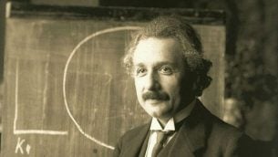 ألبرت أينشتاين ، أثناء محاضرة في فيينا عام 1921. (ويكيبيديا/المجال العام)