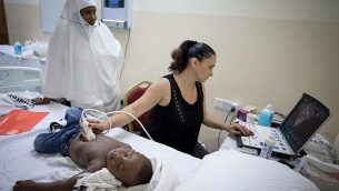 تفحص فنية صدى القلب من مركز وولفسون الطبي في إسرائيل قلب طفل في عيادة أنقذوا قلب طفل في زنزبار، في 5 مارس 2018. (Nati Shohat / FLASH9)