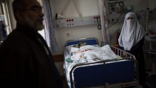 صورة توضيحية: امرأة فلسطينية تتلقى العلاج في مركز وولفسون الطبي في مدينة حولون الإسرائيلية، في 11 أبريل، 2018. (Hadas Parush / Flash90)