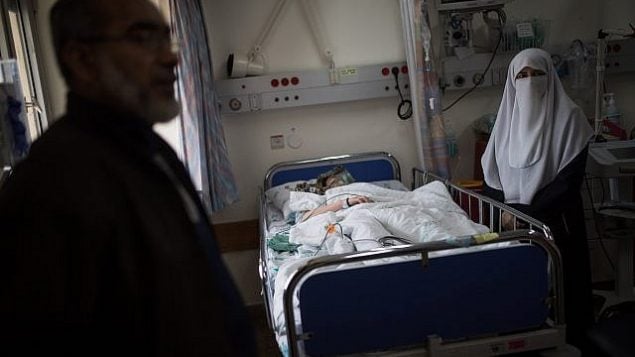صورة توضيحية: امرأة فلسطينية تتلقى العلاج في مركز وولفسون الطبي في مدينة حولون الإسرائيلية، في 11 أبريل، 2018. (Hadas Parush / Flash90)