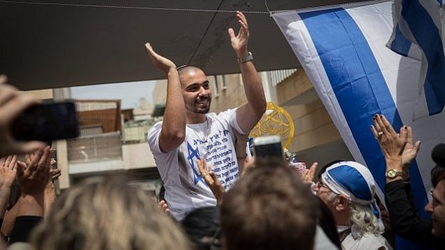 إيلئور عزاريا الجندي الإسرائيلي الذي قتل بالرصاص مهاجم فلسطيني اعزل في مدينة الخليل بالضفة الغربية في 24 مارس / آذار 2016، بعد إطلاق سراحه من السجن العسكري، حيث تحتفل عائلته بعودته خارج منزلهم في الرملة في 8 مايو / أيار 2018. (Hadas Parush/Flash90)