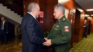 وزير الدفاع أفيغدور ليبرمان يلتقي وزير الدفاع الروسي سيرغي شويغو في موسكو، روسيا في 31 مايو 2018. (Ariel Hermoni/Defense Ministry)