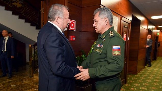 وزير الدفاع أفيغدور ليبرمان يلتقي وزير الدفاع الروسي سيرغي شويغو في موسكو، روسيا في 31 مايو 2018. (Ariel Hermoni/Defense Ministry)