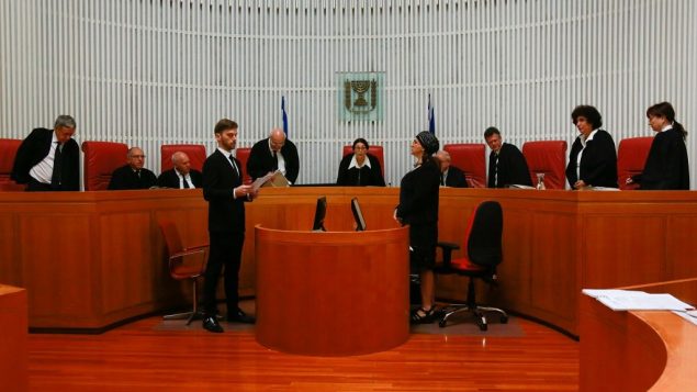 قضاة محكمة العدل العليا خلال جلسة حول قانون التنظيم في المحكمة العليا في القدس، 3 يونيو 2018 (Yonatan Sindel/Flash90)
