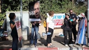 متظاهرون ضد رئيس الوزراء بنيامين نتنياهو خارج مقر إقامته في القدس، قبيل وصول محققين من الشرطة إلى مقره، في 12 يونيو 2018. (Hadas Parush/Flash90)