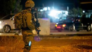 جندي اسرائيلي بالقرب من موقع هجوم دهس مفترض بالقرب من قرية حوسان في الضفة الغربية، 23 يونيو 2018 (Flash90)