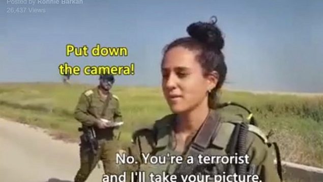 لقطة شاشة من من مقطع فيديو تم تصويره في أبريل 2018 تظهر نشطاء يساريين يقولون لجنود إسرائيليين على حدود قطاع غزة بأنهم ’إرهابيون’ بقومون ب’ذبح مدنيين أبرياء’.  (Facebook)