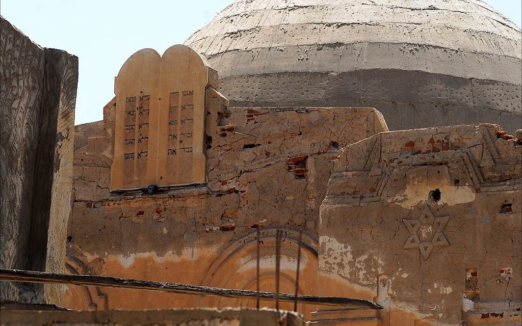 الوصايا العشر، المنقوشة بالعبرية، ونجمة داود الباهتة هي الآثار الوحيدة اليهودية التي بقيت من كنيس طرابلس القديم الأنيق - المنزل الروحي لآلاف اليهود الليبيين حتى تدميره في أعقاب حرب الأيام الستة في عام 1967. (Larry Luxner/ Times of Israel)