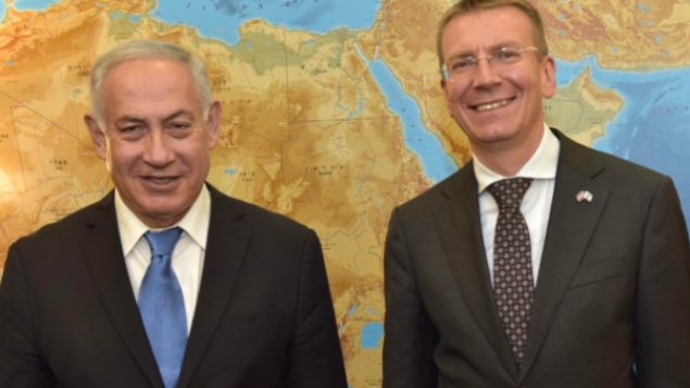 وزير الخارجية اللاتفي إدغارز رينكفيتش، يمين، مع رئيس الوزراء نتنياهو، في القدس، يونيو 2018 (تويتر)