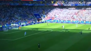 لقطات عريضة الزاوية تبث في إسرائيل لمباراة كرة القدم بين الأرجنتين وأيسلندا في كأس العالم في 16 يونيو 2018. (لقطة شاشة: Twitter)
