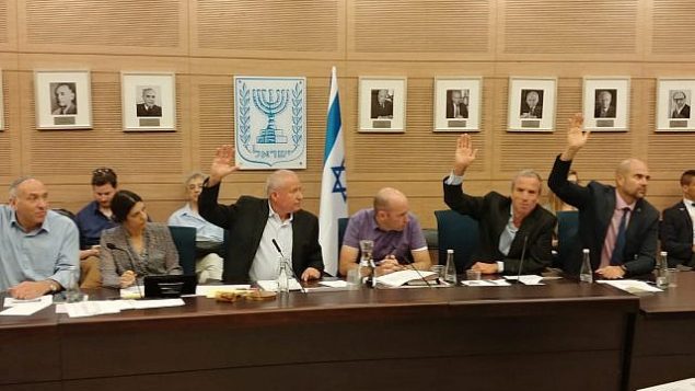 أعضاء لجنة الكنيست للشؤون الخارجية والدفاع يصوتون لصالح مشروع قانون ينص على اقتطاع أموال السلطة الفلسطينية بمقدار المبلغ الذي تدفعه رام الله للأسرى الأمنيين، 11 يونيو، 2018. (Courtesy) أعضاء لجنة الكنيست للشؤون الخارجية والدفاع يصوتون لصالح مشروع قانون ينص على اقتطاع أموال السلطة الفلسطينية بمقدار المبلغ الذي تدفعه رام الله للأسرى الأمنيين، 11 يونيو، 2018. (Courtesy)