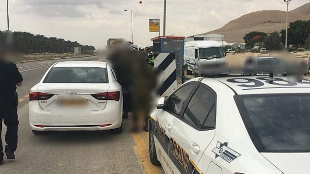 توضيحية: الشرطة الإسرائيلية توقف سيارة في الضفة الغربية في 20 يونيو / حزيران 2018. (الشرطة الإسرائيلية)